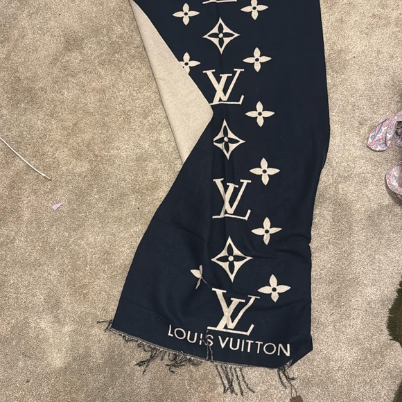 louis vuitton scarf - Picture 1 of 3